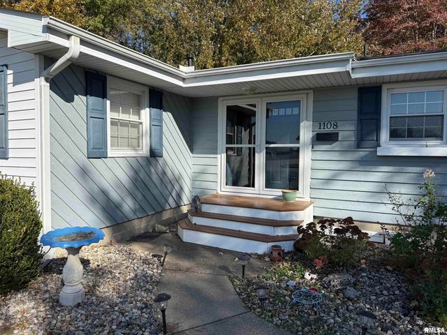 1108 HAWTHORN Road, Salem, IL 62881