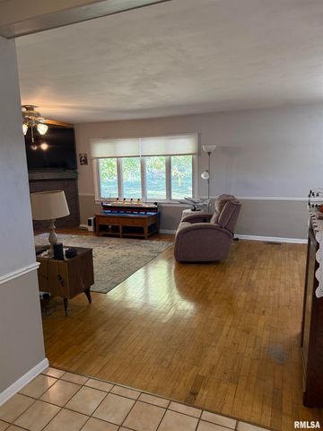 1108 HAWTHORN Road, Salem, IL 62881