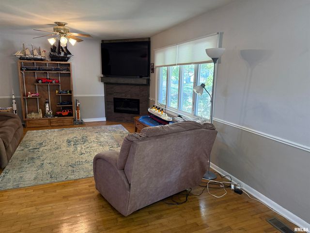 1108 HAWTHORN Road, Salem, IL 62881