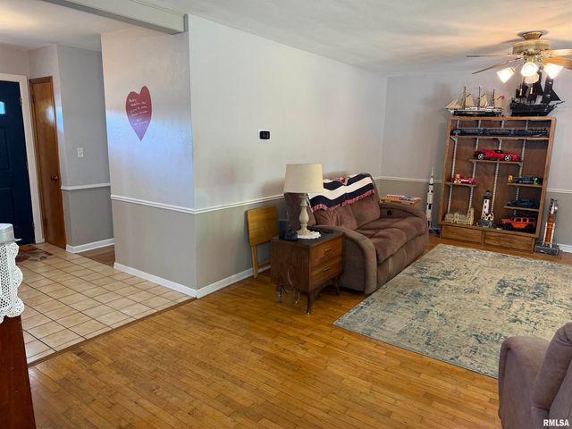 1108 HAWTHORN Road, Salem, IL 62881