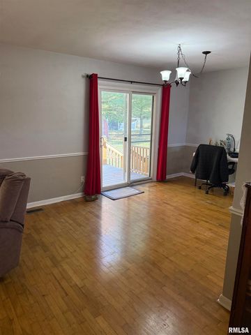 1108 HAWTHORN Road, Salem, IL 62881