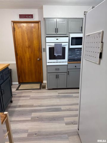 1108 HAWTHORN Road, Salem, IL 62881