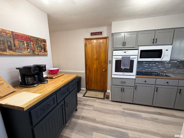 1108 HAWTHORN Road, Salem, IL 62881