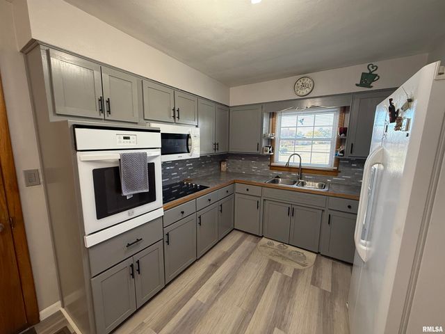 1108 HAWTHORN Road, Salem, IL 62881