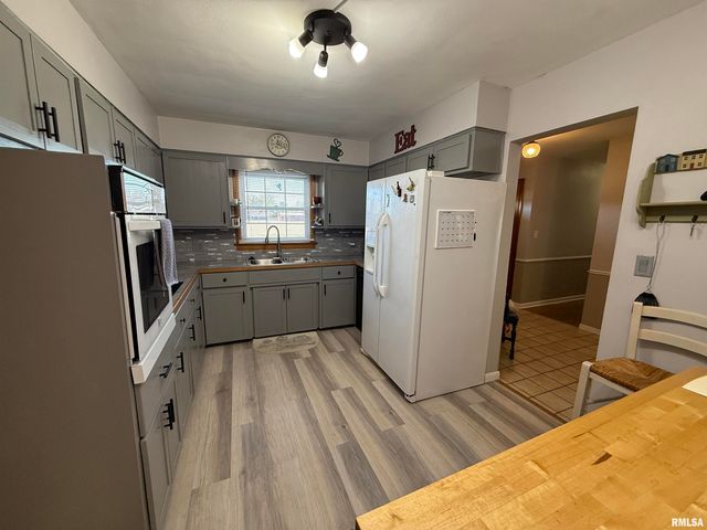 1108 HAWTHORN Road, Salem, IL 62881