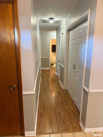 1108 HAWTHORN Road, Salem, IL 62881