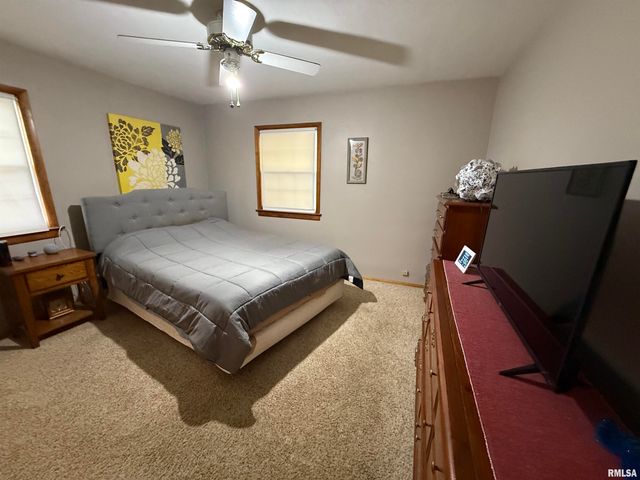 1108 HAWTHORN Road, Salem, IL 62881