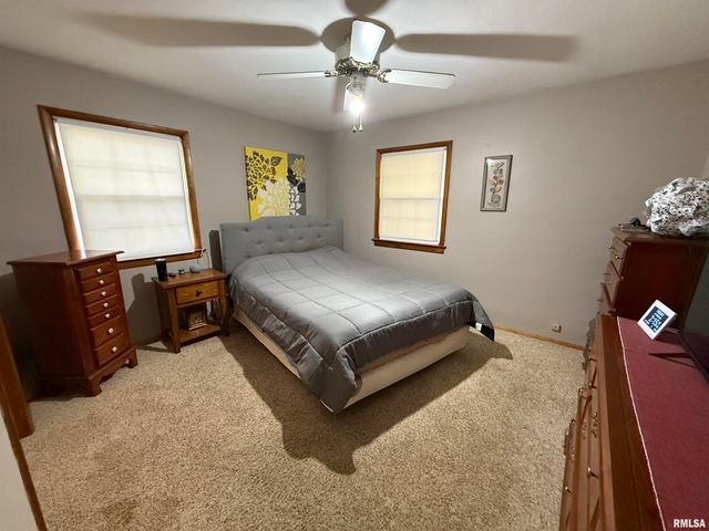 1108 HAWTHORN Road, Salem, IL 62881