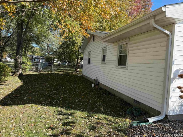 1108 HAWTHORN Road, Salem, IL 62881