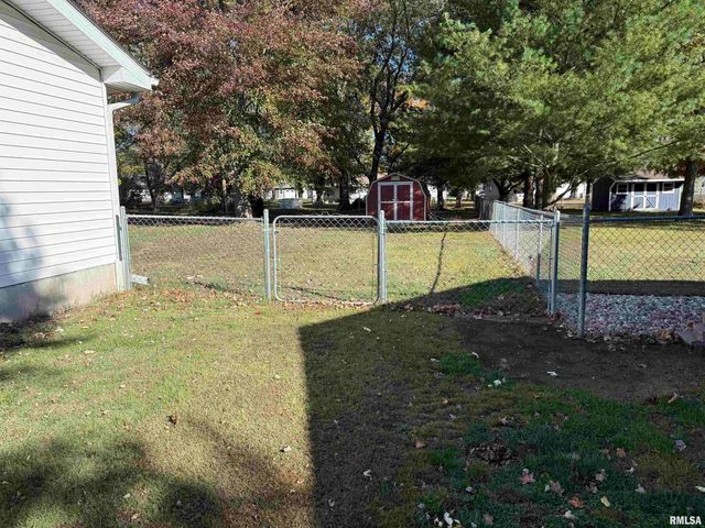 1108 HAWTHORN Road, Salem, IL 62881