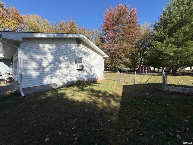 1108 HAWTHORN Road, Salem, IL 62881