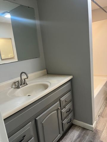 8 Wakefield Ave 3L, Wakefield, MA 01880