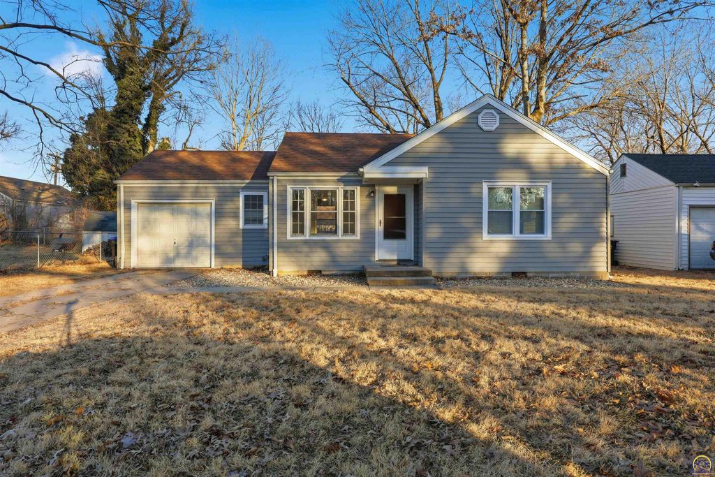 2116 SW Plass AVE, Topeka, KS 66611