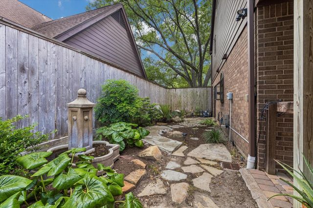 6 Pembrook Court, Bellaire, TX 77401