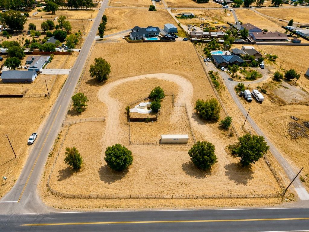 Image 2 of property listing at 36058 Avenue 17 1/2, Madera, CA 93636