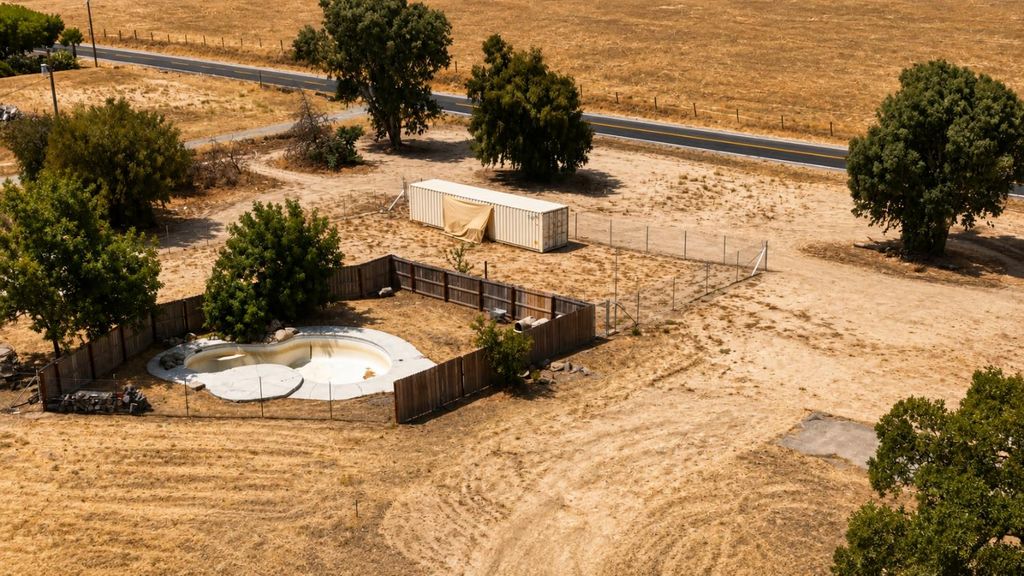 Image 4 of property listing at 36058 Avenue 17 1/2, Madera, CA 93636