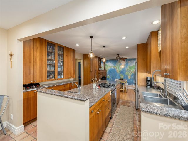 275 S Rugby Road, Hendersonville, NC 28791