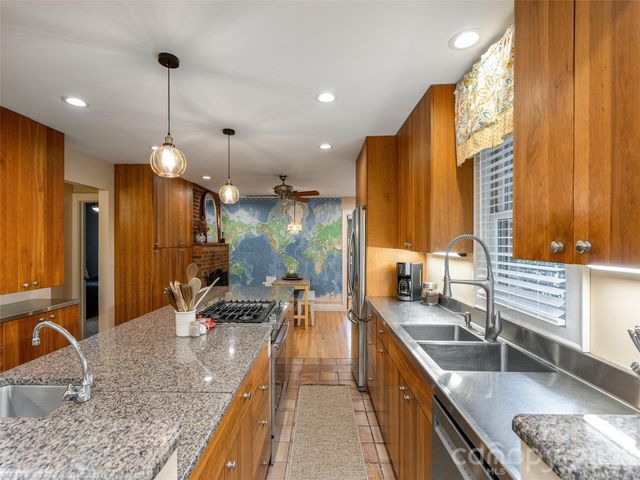 275 S Rugby Road, Hendersonville, NC 28791