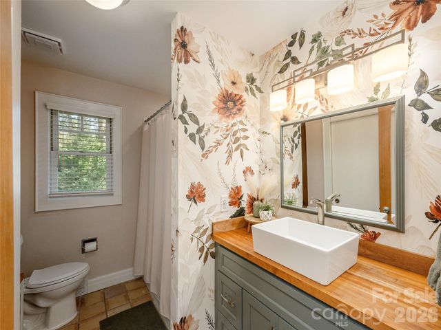 275 S Rugby Road, Hendersonville, NC 28791