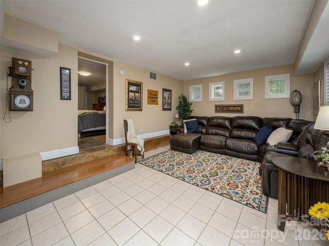 275 S Rugby Road, Hendersonville, NC 28791