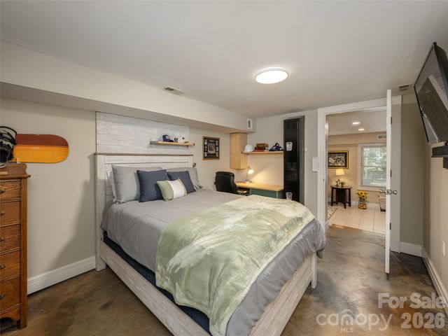 275 S Rugby Road, Hendersonville, NC 28791