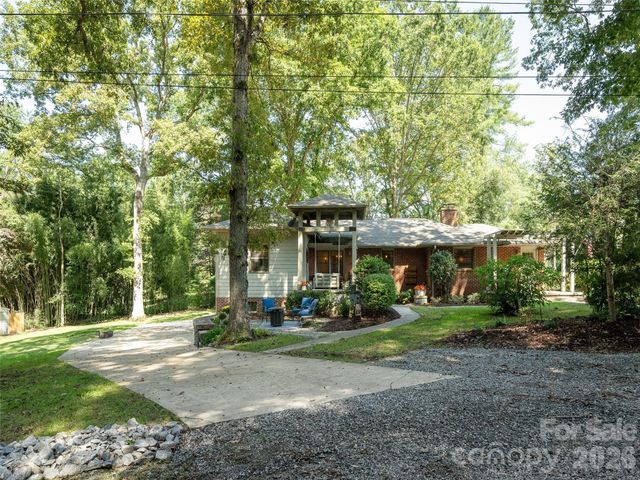 275 S Rugby Road, Hendersonville, NC 28791