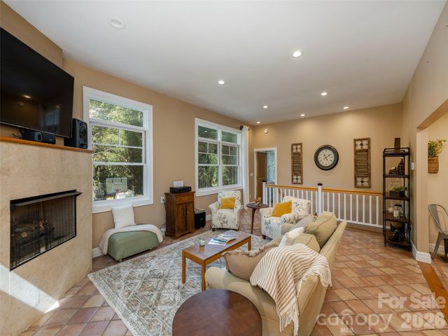 275 S Rugby Road, Hendersonville, NC 28791