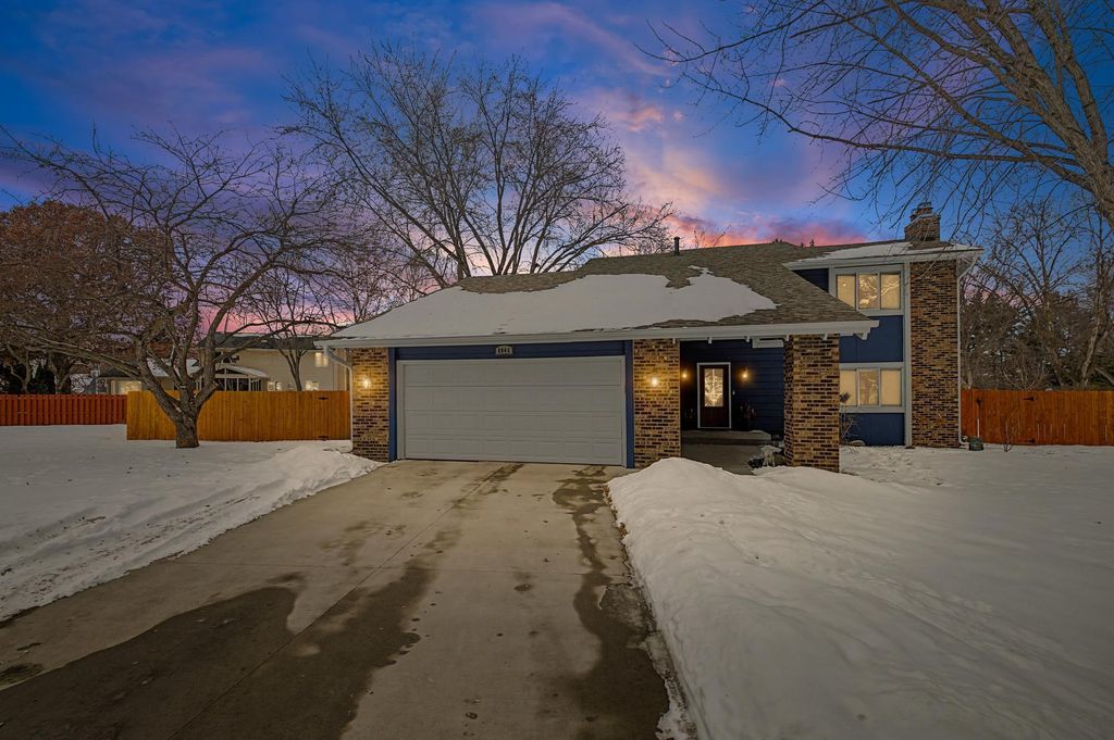 8046 Erie Spur, Chanhassen, MN 55317