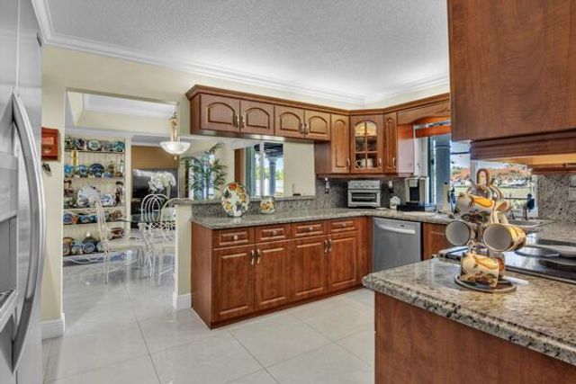6431 Olde Moat Way, Davie, FL 33331