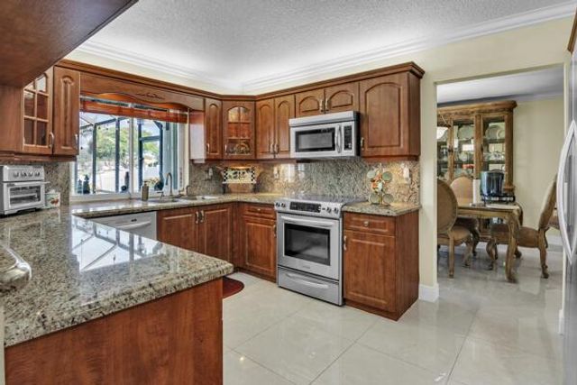 6431 Olde Moat Way, Davie, FL 33331
