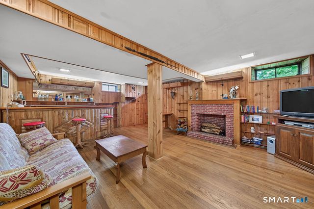20 West End Avenue, Branford, CT 06405