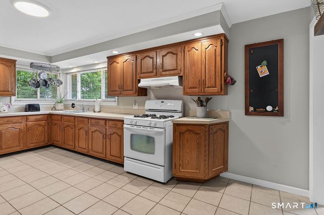 20 West End Avenue, Branford, CT 06405
