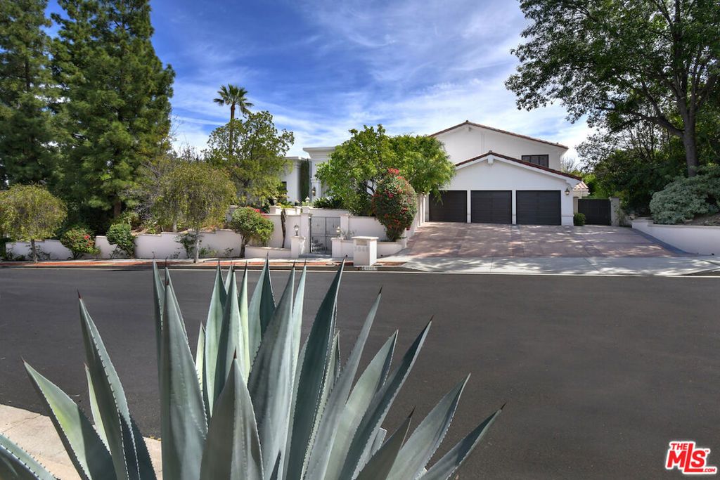 Image 1 of property listing at 3848 Alonzo Avenue, Encino, CA 91316