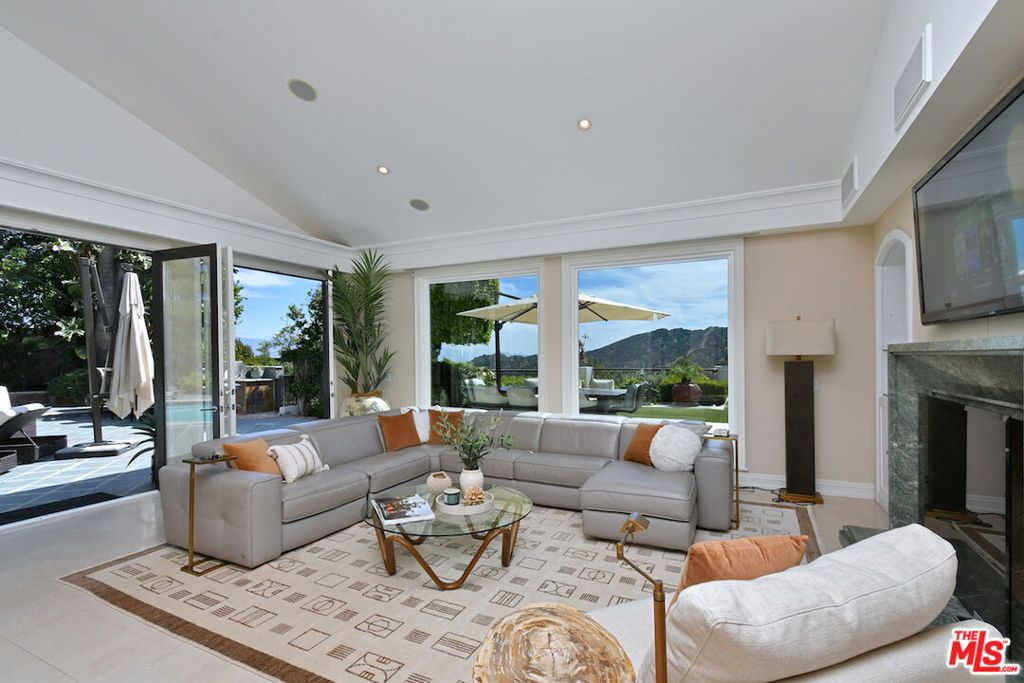 Image 12 of property listing at 3848 Alonzo Avenue, Encino, CA 91316