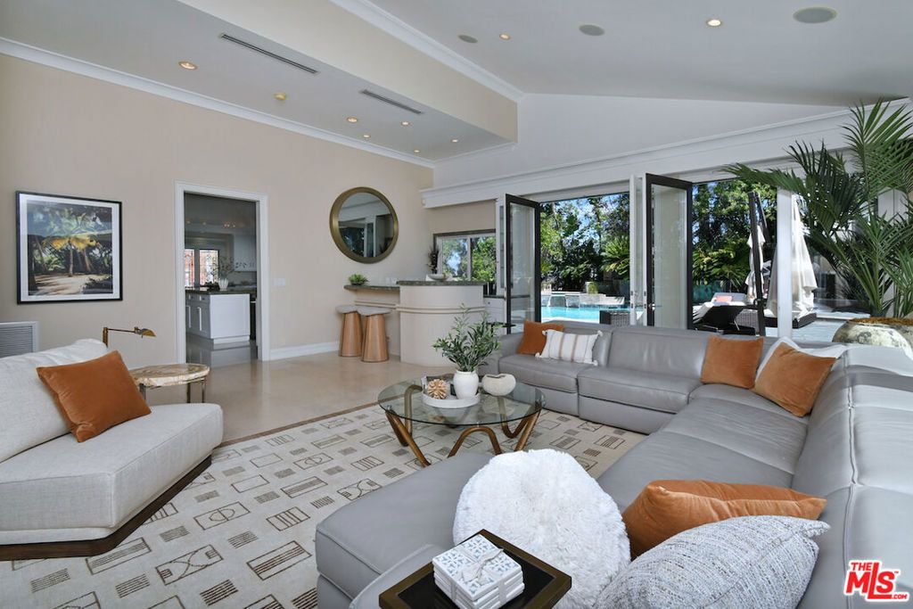 Image 15 of property listing at 3848 Alonzo Avenue, Encino, CA 91316