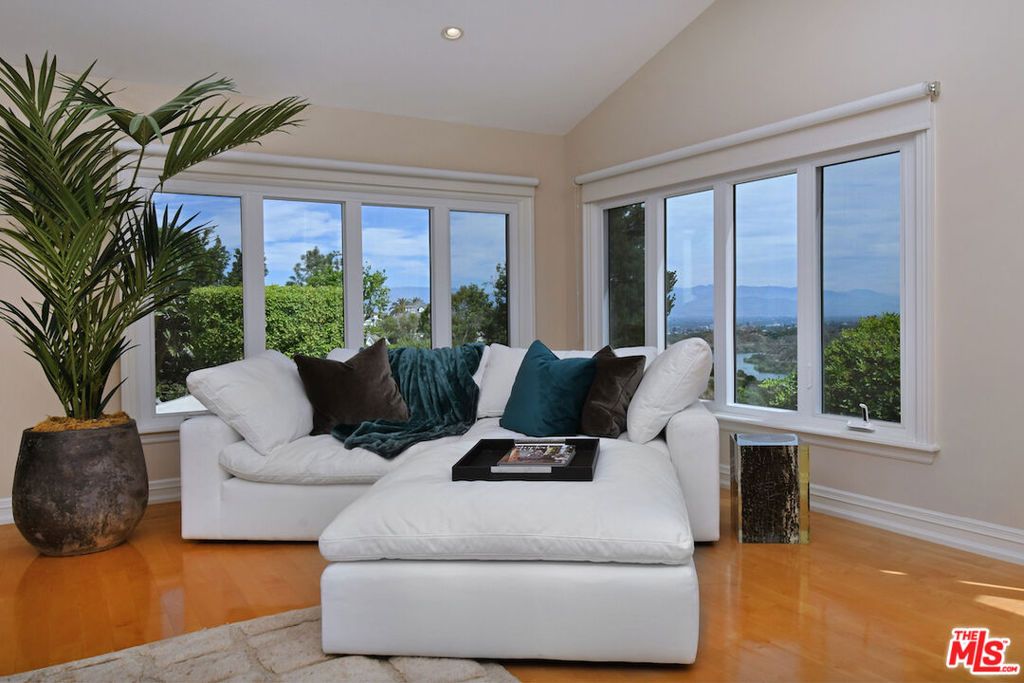 Image 34 of property listing at 3848 Alonzo Avenue, Encino, CA 91316