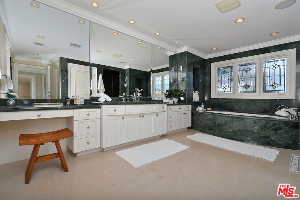 Image 41 of property listing at 3848 Alonzo Avenue, Encino, CA 91316