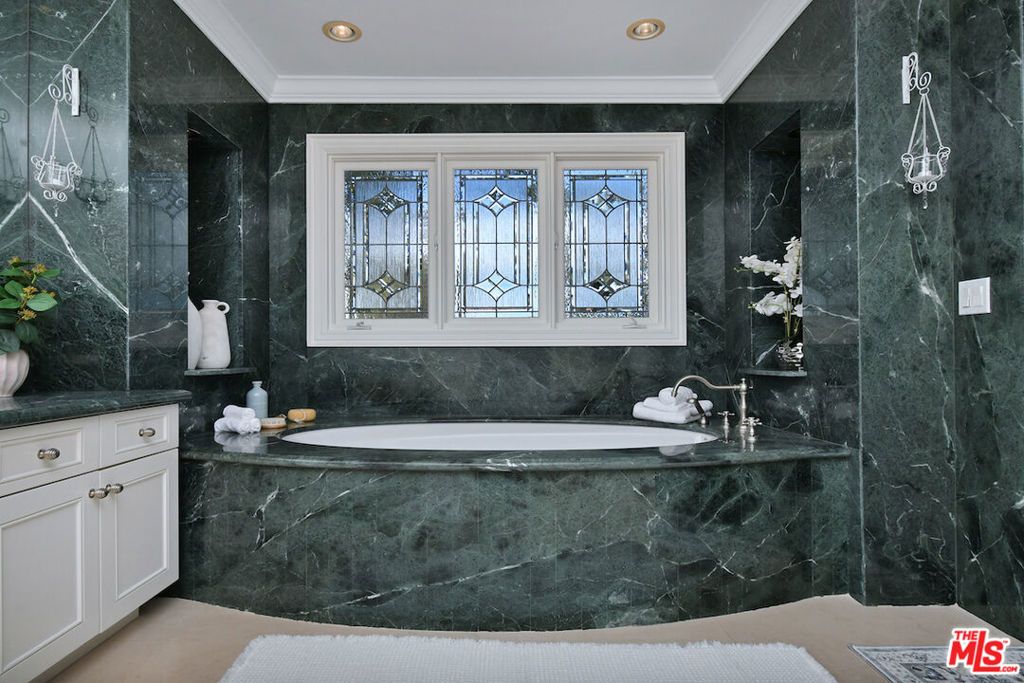 Image 42 of property listing at 3848 Alonzo Avenue, Encino, CA 91316