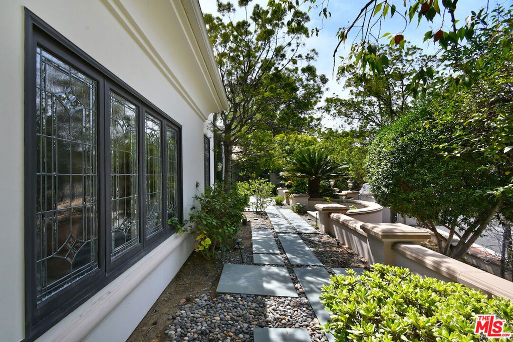 Image 5 of property listing at 3848 Alonzo Avenue, Encino, CA 91316