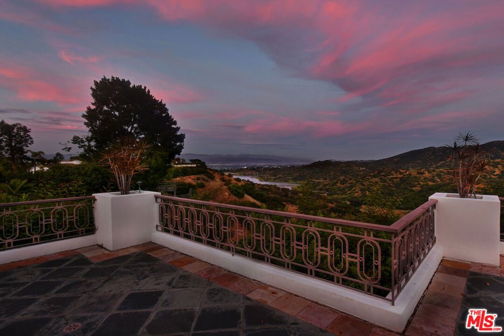 Image 53 of property listing at 3848 Alonzo Avenue, Encino, CA 91316