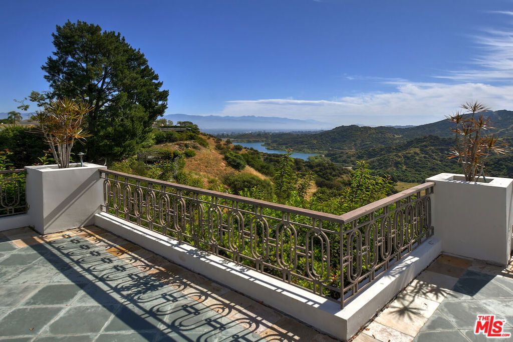 Image 54 of property listing at 3848 Alonzo Avenue, Encino, CA 91316