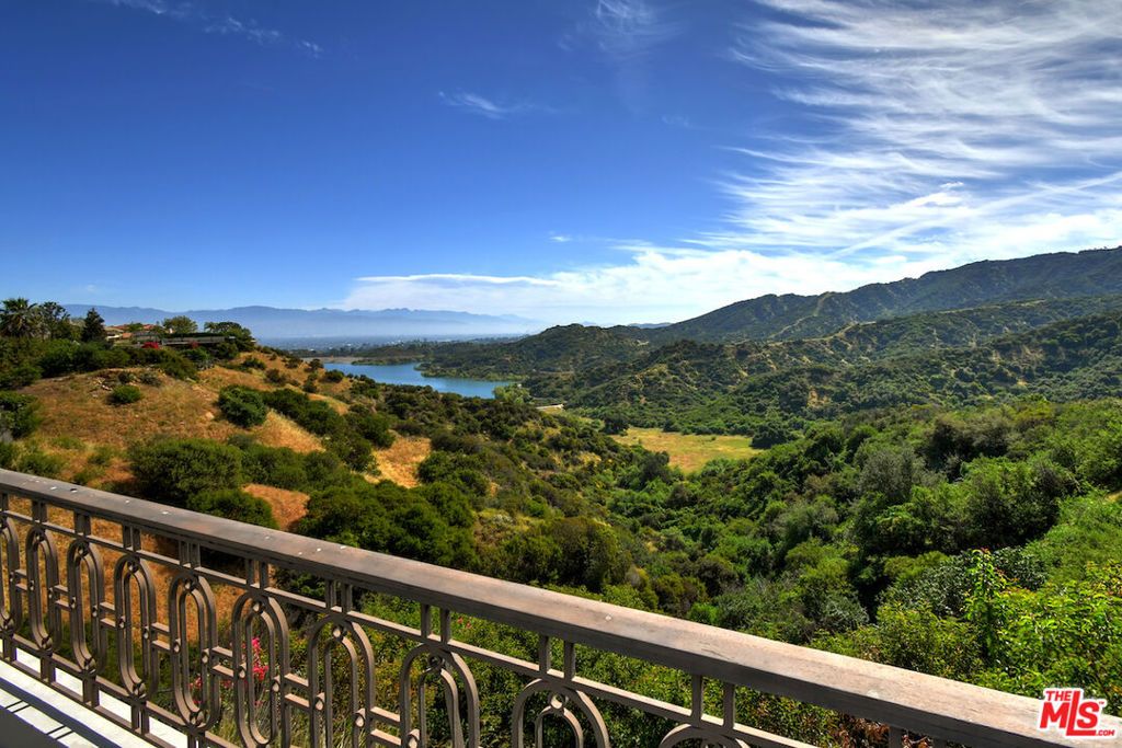 Image 55 of property listing at 3848 Alonzo Avenue, Encino, CA 91316