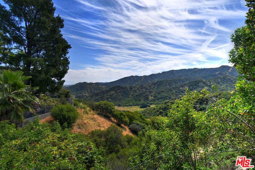 Image 56 of property listing at 3848 Alonzo Avenue, Encino, CA 91316