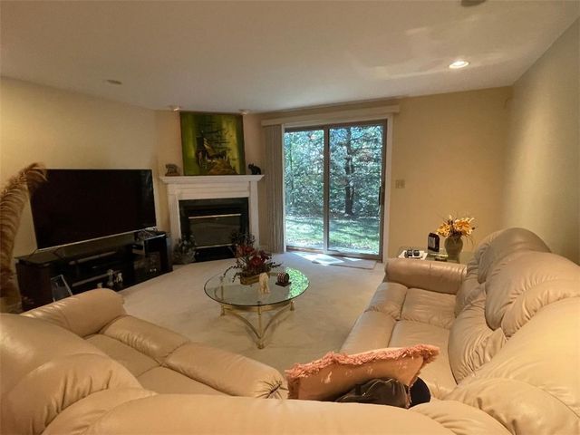 1445 Winterberry Ct 2B, Hermitage, PA 16148