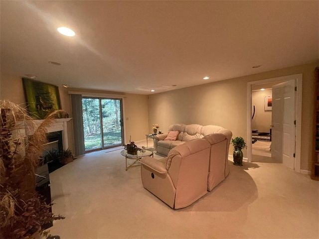 1445 Winterberry Ct 2B, Hermitage, PA 16148