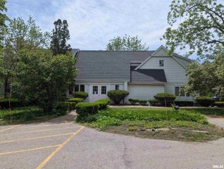 7211 KNOXVILLE Avenue, Peoria, IL 61614