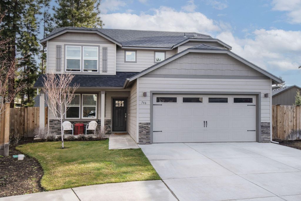746 N Roundhouse Court, Sisters, OR 97759