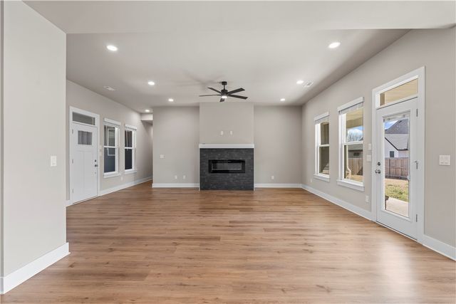 825 Mueller Way, Prairie Grove, AR 72753