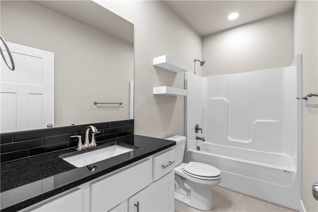 825 Mueller Way, Prairie Grove, AR 72753