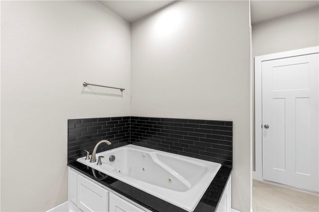 825 Mueller Way, Prairie Grove, AR 72753